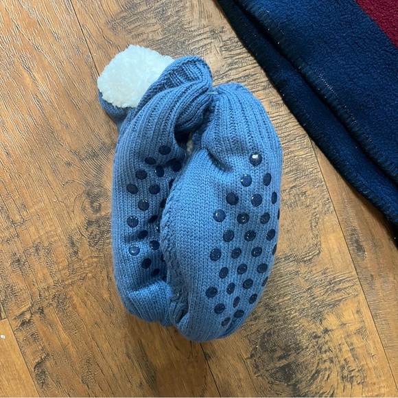 Navajo Design Eight Throw Blanket 48’x 54’ & Cable Knit Skid Proof Slippers7/12 - Picture 2 of 6